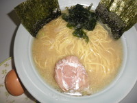 「塩ラーメン+ゆで卵 「600円+サービス」」@ラーメンショップ 稲穂通り店の写真