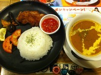 「若鶏の秘伝スパイスグリルと夏野菜のシンガポールカレー」@ガスト 岸辺駅前店の写真