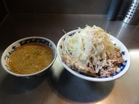 「つけ麺750円　細切れ豚70円　野菜多/ニンニク/脂」@らーめん大 蒲田店の写真