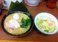 「味玉ラーメン＋野菜畑」@横浜家系ラーメン まくり家の写真