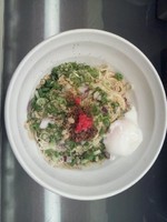 「汁なしソース担々麺  温玉付」@すずらん亭の写真