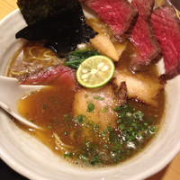 「煮干しそば  + ローストビーフ」@銀座 篝の写真