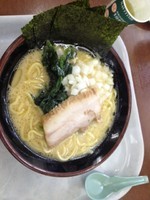 「醤油豚骨ラーメン」@濃厚とんこつ横浜家系ラーメン 九ツ家 高坂サービスエリア店の写真