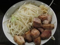 「ラーメン（中）+炙りチャーシュー（ヤサイ、ニンニク）　750」@らーめん破顔おおびるの写真