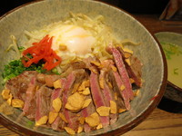 「最強ステーキまぜそば大盛りスープ付1100円」@まぜそば 凜々亭 越谷分店の写真