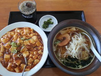 「ラーメンセット(醤油ラーメン+麻婆飯+漬物+IC)680円」@台湾料理 味味軒の写真