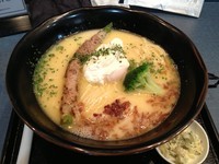 「白 鶏白湯そば + ガーリックバター」@麺巧 潮の写真