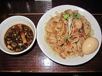 「肉盛りつけ麺並780円＋無料肉増し＋無料味玉」@魁 肉盛りつけ麺 六代目けいすけの写真