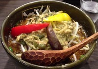 「グリーンカレー味噌らーめん(8月の限定らーめん)＋半ライス」@ど・みそ 町田店の写真