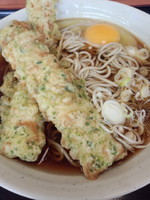 「天ぷらそば（ちくわ）350円（生卵サービスデー）」@梅もと 品川店の写真