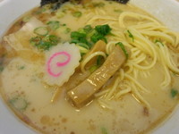 「燻製醤油らぁめん（８８０円）」@らーめんたいざん 海老名SA店の写真