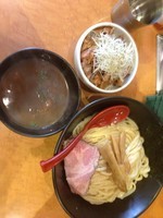 「つけ麺 中盛 メルマガ登録サービス ミニチャーシュー丼」@麺屋 翔 西新宿本店の写真