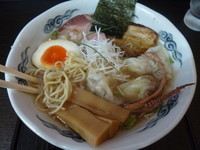 「【限定】イカ煮干しワンタン麺（780円）」@龍のひげの写真