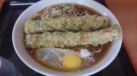 「ちくわ天そば（350円）＋生卵（0円）」@梅もと 品川店の写真