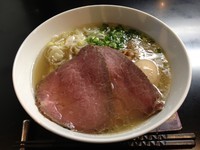 「贅沢焼牛塩らぁ麺」@牛骨らぁ麺 マタドール 本店の写真