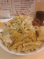 「ラーメン(コール＝ニンニク・アブラ・カラメ)+味玉+メンマ」@自家製ラーメン 大者の写真