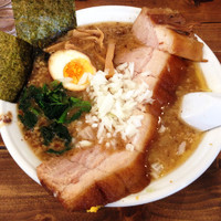 「豚バラチャーシュー➕背脂ガリガリ➕麺固め➕半ライス」@地どりラーメンの写真