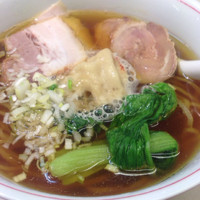 「本枯中華そば(真空豚チャーシュー+鶏チャーシュー+チンゲン菜)+」@本枯中華そば 魚雷の写真