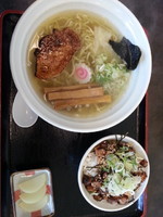 「焼チャーシュー丼定食(ミニチャーシュー丼+塩らーめん850円」@らーめん 新 満福の写真