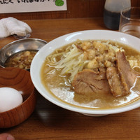 「ラーメン少 麺半分 生卵サービス アブラニンニク 650円」@ラーメンの店 どでん 北浦和店の写真