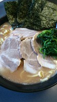 「豚骨醤油、大盛、麺硬めのカタメ」@らーめん家 せんだい 川崎稲田堤店の写真