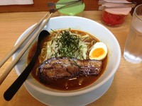 「炙りチャーシューカレーチーズラーメン」@魔女のカレーの写真