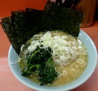 「ラーメン並￥600＋海苔￥50＋薬味ネギほうれん草増し無料」@千家 根岸店の写真