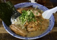 「しょうゆらーめん630円+少なめチャーシュー263円」@らあめん 葫の写真