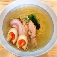 「限定らーめん（塩・あっさり）500円＋くずれ玉子50円」@鶏らーめん  極楽鳥の写真