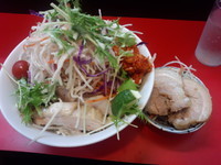 「豚冷やし中華sio（野菜・ニンニク・辛たま）850円」@用心棒 本号の写真