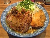 「らーめん 並 (野菜増し、ニンニク)＋ステーキ」@ラーメン燈郎の写真