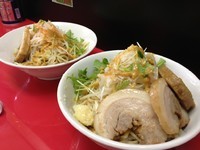 「【限定】冷やし（中）（ニンニク・辛味）850円＋小豚150円」@びんびん豚の写真