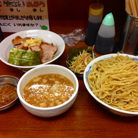 「つけ麺 麺まし＋豚まし＋味ネギ」@ラーメンの店 どでん 北浦和店の写真