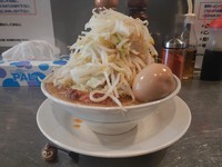 「小ラーメン＋味玉 （ヤサイマシ）」@らーめん大 本郷店の写真