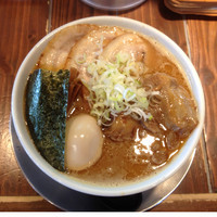 「肉盛りラーメン 900円＋味玉（ばんばん券）」@麺屋 幡 弘前店の写真