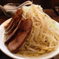 「ガッツリラーメン中(ヤサイ増し)+チャーシュー」@伝家 志木店の写真