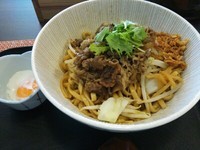 「牛肉まぜそば＋サービスライス」@麺 ten しばふの写真