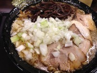 「背脂煮干ラーメン+タマネギ、きくらげ」@煮干 丸めの写真