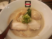 「極煮干しラーメン(800円)＋味玉(100円)」@麺処 hachiの写真