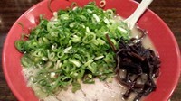 「メロディーラーメンにネギ」@九州とんこつラーメン メロディー 大宮店の写真