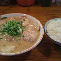 「長浜ラーメン(チャーシュー)、ライス」@長浜ラーメン 鷹の写真