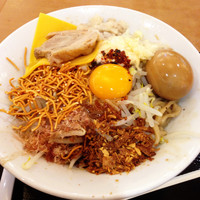 「まぜそば全増し」@ジャンクガレッジ イオンレイクタウンmori店の写真