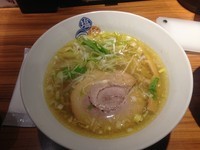 「塩ラーメン 琥珀」@塩逸品 五代目けいすけ 本店の写真