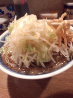 「らーめん（野菜チョイ増し）600円＋豚券100円」@らーめん こじろう526 日暮里店の写真