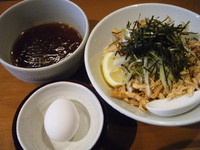 「【夏期限定】冷やし肉そば・ピリ辛つけ麺780円」@つけめん小半の写真