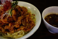 「肉盛りつけ麺辛味 300g ・肉増し（ライス無料）」@魁 肉盛りつけ麺 六代目けいすけの写真