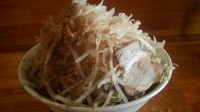 「ﾗｰﾒﾝ大盛り （ﾔｻｲ ﾆﾝﾆｸ ｶﾂｵﾌﾞｼ）」@ラーメン 麺処 なるとの写真