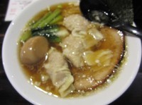 「手づくり肉厚ワンタン麺（８９０円）＋味玉」@五代目らーめん処 まるは商店の写真