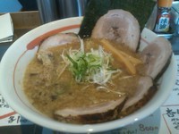 「魚介チャーシュー鯖W、背脂入り」@俺らラーメン ちょもらんまの写真