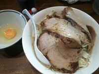 「【３周年記念ラーメン】特製豚バララーメン＋生卵＆ライス」@ラーメンアキラの写真